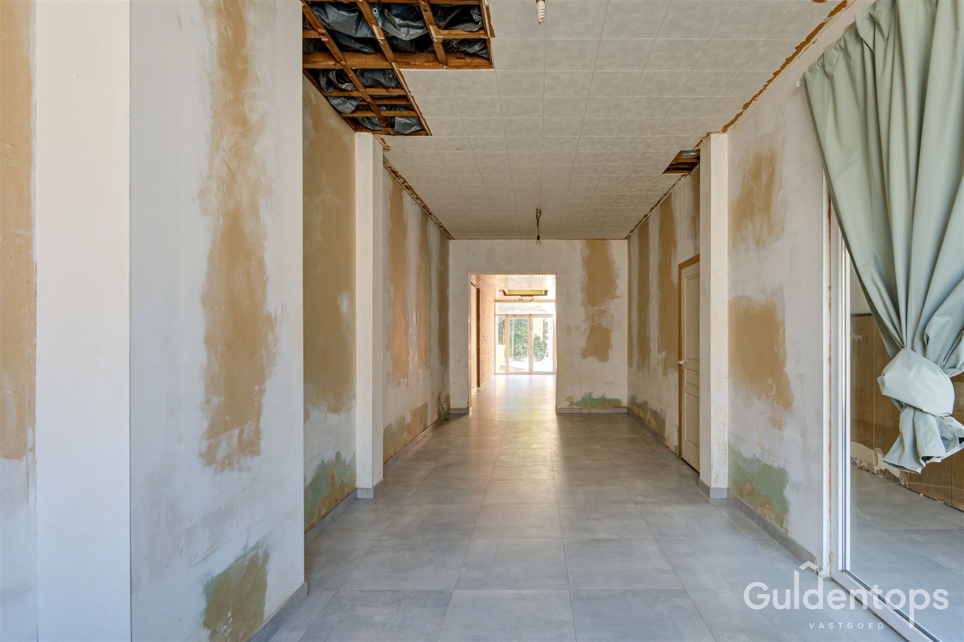 Te renoveren gezinswoning met 3 slaapkamers en grote tuin. - foto 4