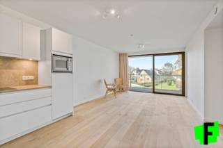 Dit nieuw assistentie appartement in Residentie 't Zout, is gelegen op slechts 100m van het strand & zee en op wandelafstand van openbaar vervoer, winkels.... Tevens beschikt het over een hoogwaardige afwerking.<br /><br />De indeling is al volgt: inkomhal met ruimte voor vestiaire, lichtrijke leefruimte met een open geïnstalleerde keuken, apart toilet, ruime slaapkamer én een badkamer (toilet, wastafel, douche).<br /><br />Vervolgens is er een aangenaam zonnig terras met zicht op de binnentuin.<br /><br />In Residentie 't Zout geniet u elke dag van een onbekommerd vakantiegevoel. In het charmante Sint-Idesbald komt u helemaal tot rust. De moderne architectuur, sublieme afwerking en ruime terrassen bieden het nodige comfort. Reken daarbij de fitnessruimte, het restaurant en een uitgebreid pakket van diensen, en u vindt uw perfecte woonplaats voor vandaag en morgen! Of bent u opzoek naar de ideale investering? Dit is uw kans! Dit appartement heeft een bruto rendement van ongeveer 4,46%.<br /><br />