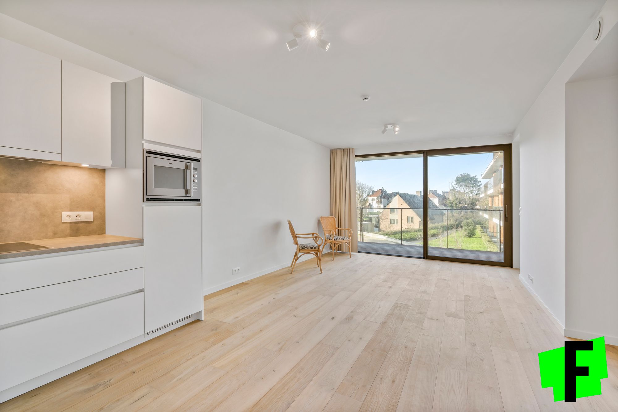 Verhuurde assistentieflat met zonnig terras in hartje Sint-Idesbald. - foto 1