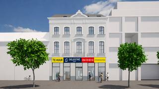 Op een absolute toplocatie in de Stationsstraat 12 te Sint-Niklaas bieden wij <strong>deze prachtige nieuwbouw handelsruimte te huur</strong> aan. Dankzij de centrale ligging, de uitstekende bereikbaarheid en de brede gevel van maar liefst 11 meter geniet dit pand van een maximale visibiliteit en een sterke commerciële, karaktervolle uitstraling.<br />De handelsruimte heeft <strong>een bruikbare oppervlakte van ca. 150 m² en wordt casco opgeleverd,</strong> zodat de ruimte volledig naar eigen wensen en concept kan worden ingericht. Dankzij de uitzonderlijk brede gevel en de ruime etalagemogelijkheden is dit pand ideaal voor ondernemers die op zoek zijn naar een representatieve locatie met een sterke commerciële uitstraling.<br />Het handelspand leent zich uitstekend voor diverse commerciële activiteiten, zoals een kwaliteitsvolle winkel, showroom, dienstverlening, kantoor, een vrij beroep of een zorg- en <strong>beautyconcept. De combinatie van de centrale ligging, de nieuwbouwkwaliteit en het karaktervolle uitzicht maakt dit een unieke opportuniteit in het hart van Sint-Niklaas.<br />De maandelijkse huurprijs bedraagt € 2.500, exclusief de onroerende voorheffing ten laste van de huurder.</strong><br />Interesse? Contacteer ons vandaag nog voor meer informatie of een bezichtiging van dit uitzonderlijke handelspand.