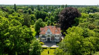 Cette villa majestueuse, pleine de caractère et de qualité, datant de 1931, est située sur un terrain exclusif de 10125m² à Genk. Initialement construite à l'époque des mines de charbon de Genk, la maison a été rénovée en conservant au maximum ses éléments authentiques tels que les hauts plafonds, les parquets d'origine... Le résultat est un équilibre entre la grandeur historique et le confort moderne.<br />Il existe plusieurs possibilités pour l'utilisation de cette propriété imposante et unique. Il y a 5 unités d'habitation. Elles sont déjà compartimentées et utilisables séparément.<br />Cette opportunité exceptionnelle offre une combinaison unique d'espace, de style et d'histoire, et convient parfaitement à ceux qui recherchent une résidence prestigieuse et pleine de caractère.<br />Elle combine des éléments authentiques de style cottage avec de l'Art Déco.<br />La propriété a été rénovée au fil des ans et est toujours bien entretenue.<br /><br />Une maison de campagne exceptionnelle avec beaucoup de caractère et d'âme !<br /><br />Elle est répertoriée dans l'inventaire du patrimoine architectural, ce qui signifie que vous, en tant que nouveau propriétaire, êtes exempté de l'obligation de rénovation.<br /><br />Caractéristiques exceptionnelles ;<br />- Propriété et opportunité exceptionnelles<br />- Maison de maître historique<br />- Style et structure de construction uniques<br />- Possibilité de 5 unités d'habitation<br />- Très bien préservée<br />- Parc entièrement clôturé de 10125m²<br />- Allée spacieuse pouvant accueillir plusieurs voitures<br />- 711m² d'espace de vie et de travail<br />- La Biomista<br />- Chambres d'hôtes, hôtel-boutique et autres possibilités...