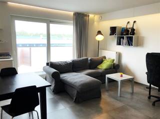 Appartement moderne d'une chambre à coucher en face de la gare de Waregem. INDELINGL'appartement comprend un hall d'entrée avec toilettes, un séjour...