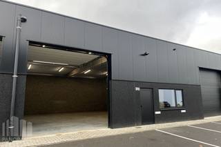 Nieuwbouw <strong>kmo-unit van 225 m² </strong>met <strong>3 privatieve parkeerplaatsen</strong> te huur, gelegen op de Genkersteenweg 311, 3500 Hasselt. Deze moderne en instapklare unit biedt tal van voorzieningen die perfect inspelen op de noden van ondernemers.<br /><br />De unit is uitgerust met energiezuinige LED-verlichting, een sectionale poort met afzonderlijke toegangsdeur, brandbeveiliging en een lichtstraat die zorgt voor natuurlijk daglicht. Daarnaast is er een kantoorblokje met kitchenette en een sanitaire blok aanwezig. De unit is combineerbaar met aangrenzende ruimtes, wat flexibiliteit biedt voor wie op zoek is naar uitbreiding.<br /><br />Dankzij de gunstige ligging in Hasselt is dit een uitstekende locatie voor wie op zoek is naar een functionele en kwalitatieve bedrijfsruimte.<br /><br />Contacteer <strong>PANORAMA B2B</strong> voor bijkomende (technische) inlichtingen of een vrijblijvend plaatsbezoek <strong>0474 17 17 15</strong>.