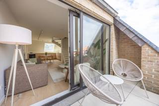 PRACHTIG DUPLEXAPPARTEMENT OP RUSTIGE LIGGING NABIJ HET DUINENKERKJE<br />Gelegen in de Duinenhelmstraat 67, op een rustige en idyllische locatie vlak bij het Duinenkerkje in Oostende, bevindt zich dit prachtig afgewerkte duplexappartement. De ligging combineert rust met een vlotte bereikbaarheid van het strand, de duinen en alle voorzieningen.<br />U komt rechtstreeks binnen in de lichtrijke woonkamer met aansluitend een aangenaam zuidoostgericht terras. De open, volledig ingerichte keuken is afgewerkt met kwaliteitsvolle materialen. Verder bevinden zich op deze verdieping een vestiaire met praktische berging en een afzonderlijk gastentoilet.<br />Op de bovenverdieping bevindt zich een ruime slaapkamer met praktische ingemaakte kasten en een stijlvolle badkamer, volledig afgewerkt in Mortex. De badkamer beschikt over een uitzonderlijk ruime inloopdouche met geïntegreerde zitbank, wat zorgt voor extra comfort. De verzorgde materiaal- en kleurkeuze geeft het geheel een moderne en kwalitatieve uitstraling.<br />Het appartement beschikt bovendien over een privatieve kelderberging.
<ul>
<li>Opp: 58m² + terras 6m²</li>
<li>Luxueus gerenoveerd met ook voor detail</li>
<li>positieve elektrische keuring</li>
<li>KI: 939€</li>
<li>EPC: 355, (bij plaatsen van warmtepomp wordt EPC 175)</li>
</ul>