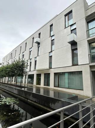 Dit appartement combineert rust met een centrale ligging. Dankzij de grote ramen geniet het appartement van veel natuurlijk licht en een mooi uitzicht op het stadslandschap en de gemeenschappelijke tuin. De ruime indeling zorgt ervoor dat elke kamer een gevoel van openheid en lichtheid behoudt.<br /><br />De keuken is uitgerust met kwalitatieve toestellen en biedt voldoende kastruimte.<br /><br />Het appartement bevindt zich in een goed onderhouden wooncomplex met alle benodigde voorzieningen. Er is een lift aanwezig en de veiligheid is goed geregeld, zodat u met een gerust hart kunt wonen.<br /><br />Gemeenschappelijke kosten bedragen een provisie van 85€ per maand.<br /><br />Indeling:<br />- Inkomhal<br />- Ruime woonkamer <br />- 2 slaapkamers <br />- Uitgeruste keuken met directe toegang naar de berging<br />- Badkamer met bad, douche en dubbele lavabo<br />- Toilet<br />- Zuidgericht terras<br /><br />Divers:<br />- Gemeenschappelijke tuin<br />- Staanplaats<br />- Fietsenberging voor 2 fietsen<br />- Kelderberging<br /><br />Beschikbaar vanaf 1/10/2026<br /><br />Wil je een bezoek inplannen en dit gezellig appartement zelf ontdekken? <br />Aarzel dan niet om een bezoekaanvraag in te dienen via Dewaele.com via de daar voorziene rode balk.