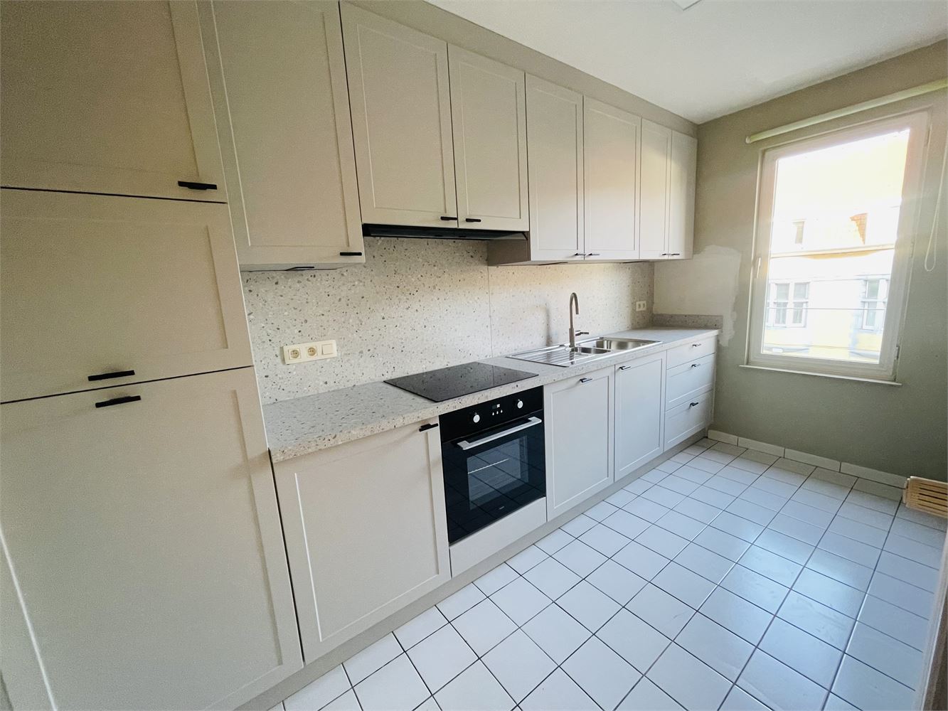 Sint-Andries,ruim zonnig vernieuwd energiezuinig appartement van 128 m2 , living van 47m2, 2 slaapkamers en open bureau - foto 3