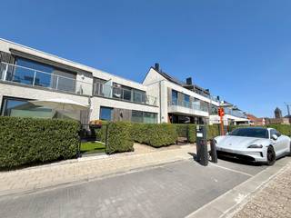 Dit gezellig éénslaapkamer appartement MET GARAGE maakt deel uit van een verzorgde blok en ligt in één van de gekende straten te Ertvelde met om de hoek het levendige CENTRUM ! Hier kan u genieten van de ideale combinatie van ruimte, rust & bereikbaarheid ! Het appartement werd prima onderhouden en is zeer gezellig door het gebruik van tijdloze & kwaliteitsvolle materialen (BJ 2018) en met zijn E-peil 47 zijn zeer lage energiekosten gegarandeerd ! Vanuit de lichtrijke leefruimte heeft u een toffe verbinding met het volwaardig goed georiënteerd en ruim privé zonneterras en achteraan het gebouw kan u als bewoner vertoeven op het gezamenlijk zonneterras, dit is een enorme meerwaarde voor wie graag voldoende bewegingsruimte wenst ! Een ander extra pluspunt is de afgesloten garagebox in de parkeerkelder ! Met al deze pluspunten zal u bij aankoop van dit appartement beschikken over al het gewenste hedendaags comfort ! <br />Troeven:<br />- BOUWJAAR 2018 - TOPLIGGING;<br />- EPC LABEL A;<br />- Instapklaar, modern, praktisch & volwaardig ! <br />- Zeer ruim zonneterras + gebruik van de aangename tuin op het gelijkvloers;<br />- 1 volwaardige slaapkamer met aansluitend de moderne badkamer (inloopdouche);<br />- Aanwezigheid lift en gemeenschappelijke fietsenberging; <br /><br />Indeling: inkom met apart toilet en vestiaire, ruime leefruimte met open geïnstalleerde keuken, berging/wasplaats, volwaardig zonneterras, slaapkamer, badkamer met inloopdouche en dubbele lavabo.<br />+ de garagebox in de parkeerkelder (inrit aan de zijkant van het gebouw). Incl. in de prijs.<br />+ de gebruik van de gemeenschappelijke fietsenberging en de ruime groene tuin/terras.<br /><br />Als koper hoeft u zich de komende jaren geen zorgen te maken ! Dit appartement kan ook gezien worden als investering met een mooie huurwaarde. Hier beschikt u over totaal comfort. <br />Meer info of een bezoek? Bel WIJSvastgoed op +32 9 395 80 10 !