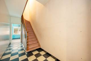 <p>House to renovate with garden in a quiet, child-friendly neighborhood.</p><p>This house is located in the heart of Merksem, a lively neighborhood surrounded by stores, schools and recreational facilities within walking distance. With public transport and the main arterial roads around the corner, you will be in the center of Antwerp in no time. Need to park? That's easy in the street or in front of the door.</p><p>- Spacious family home with many possibilities<br />- Large living spaces and pleasant light<br />- Sunny garden with spacious terrace<br />- Garage and extra storage room for lots of storage space</p><p>The house welcomes you with a practical entrance hall on the ground floor, with access to the garage and technical storage room with connection for washing machine. Adjacent is the sunny garden with large terrace.<br />On the second floor you will find the bright living space, and a fireplace as an eye-catcher. The large windows generously bring in daylight and provide an open, airy feeling. There is also a kitchen to be renovated and a separate toilet in the hall.</p><p>The upper floor offers 2 comfortable bedrooms and a bathroom with shower.</p><p>The property offers an excellent base for those looking for space and potential to create a warm family home to their own taste.</p><p>Curious? Plan your visit via sinjoor.be.</p>