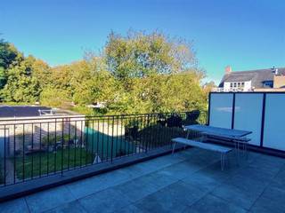 Recent appartement op 1e verdieping in centrum 's-Gravenwezel * Indeling : inkomhal met toilet en berging, living op parket met schuifdeur naar het...