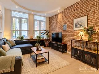 Dit charmante en instapklare appartement combineert een warme uitstraling met een praktische indeling. De karaktervolle bakstenen accentmuur, grote raampartijen en mooie lichtinval geven de leefruimte meteen een gezellige en authentieke sfeer.<br />De ruime woon- en eetkamer biedt voldoende plaats voor zowel een comfortabele zithoek als een volwaardige eettafel. Aansluitend bevindt zich de moderne, open keuken met strakke witte kasten, veel werkruimte en diverse ingebouwde toestellen.<br />De slaapkamer is rustig gelegen en biedt naast ruimte voor een dubbel bed ook plaats voor een bureau, ideaal voor wie regelmatig thuiswerkt. De verzorgde badkamer is uitgerust met een ruim badkamermeubel, ligbad en douchevoorziening.<br />Een absolute troef is het zeer ruime terras, waar u volop plaats heeft voor een grote buitentafel, loungehoek en groen. Een heerlijke buitenruimte midden in de stad.<br />Een appartement met veel karakter, een aangename woonbeleving en vooral verrassend veel binnen- én buitenruimte.
