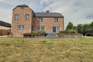 Mooie villa gelegen te Overijse, 12 are, perfect afgewerkt. Gelijkvloers: inkomhal (9m²) met apart toilet, 47m² living met toegang tot terras...