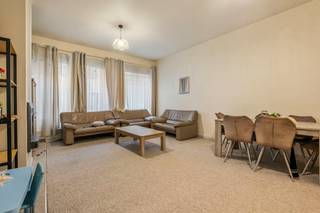 Dit verzorgd gelijkvloers appartement van ca. 100 m² bewoonbare  oppervlakte is centraal gelegen nabij belangrijke invalswegen en het centrum van Izegem. Het appartement werd praktisch ingericht en geniet van 2 volwaardige slaapkamers. <br /><br />Het appartement vormt ook een interessante investering met een uitstekend rendement.<br /><br />Indeling van het appartement:<br />- apart toilet<br />- ruime leefruimte <br />- open keuken voorzien van alle comfort<br />- badkamer voorzien van lavabo, aansluiting wasmachine en bad/douche<br />- 2 slaapkamers<br />- berging<br /><br />Mogelijkheid om een garagebox mee aan te kopen.<br /><br />Daarnaast bieden we nog andere appartementen aan van verschillende types in hetzelfde complex. Interesse in meerdere units? Profiteer dan van de aantrekkelijke pakketdeals! Neem contact met ons op voor meer informatie of een afspraak.<br /><br />Troeven van het appartement:<br />- meerdere type appartementen beschikbaar<br />- lift aanwezig in het gebouw<br />- uiterst interessant rendement<br />- uiterst centraal gelegen nabij het centrum van Izegem en belangrijke verbindingswegen.<br /><br />Benieuwd? Vraag dan vandaag nog een bezoek aan!<br /><br />