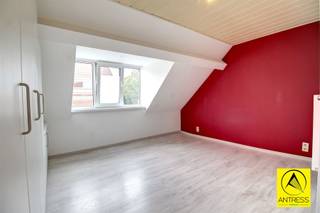 Ideaal pal in het centrum van Boechout gelegen één slaapkamer appartement gelegen op de tweede verdieping!Het dak en de gevels werden recent...