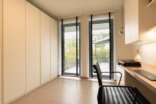 Appartement met energieklasse A, een badkamer, tuin en 109m² woonoppervlakte.
In een kleinschalige residentie geniet je van het comfort van een appartement met het gevoel van een huis. Vanuit je privatieve tuin stap je via een eigen poort rechtstreeks het wandelpad van natuurgebied Osbroek op. Tegelijk woon je vlak bij het centrum van Aalst en de E40. Mobiscore: 8,7/10.

Dit energiezuinige appartement (2017) biedt iets zeldzaams: veel buitenruimte en de natuur letterlijk aan de achterdeur, met regelmatig eekhoorns en occasioneel zelfs een reetje.

Het appartement heeft 109 m² bewoonbare oppervlakte, een ruime lichtrijke leefruimte met aansluitende keuken en 2 slaapkamers. Eén slaapkamer is ingericht als bureau/thuiswerkruimte met ingebouwde kasten.
De keuken met eiland met mega veel opbergruimte is volledig ingericht met Siemenstoestellen: combi-oven, ingebouwde koelkast en diepvriezer, inductiekookplaat, ingebouwde dampkap en vaatwasser. Verder is er een private berging/wasruimte in het appartement. En een gemeenschappelijke fietsenberging in de kelder, kleine gemeenschappelijke berging onder de trap en autostaanplaats voor de deur.

Met E-peil E54, gasverwarming, goede isolatie en ventilatiesysteem type D (balansventilatie) is het appartement energiezuinig en comfortabel in zomer en winter.
In 2025-2026 bedroeg de kost elektriciteit + verwarming 800€ voor 1 jaar

108 m² buitenruimte:

voorterras ca. 30 m² (ZW)
achterterras 12,6 m² (NO)
privatieve tuin ca. 63 m² (NO)
eigen toegang tot het Osbroek.

Op wandelafstand: padel- en tennis, Park van Aalst, stad

Extra:

* Mobiscore 8,7/10
* gemeenschappelijke fietsenberging
* mogelijkheid zonnepanelen
* gemeenschappelijke kosten ca. €225/kwartaal (m.a.w. 75€/maand)
* verkoop onder registratierechten (2% of 12%)
* aangename kleinschalige gemeenschap; syndicus is bewoner/eigenaar
* indien nodig: verhuur (gemeubeld) in afwachting van akte bespreekbaar
* fan van het interieur? De meest zaken kunnen blijven.

