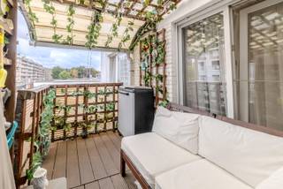 Dit prachtig en instapklare appartement is ideaal gelegen in het hart van Deurne-Zuid, op wandelafstand van winkels, het ziekenhuis en met een vlotte, rechtstreekse tramverbinding naar het centrum van Antwerpen. Het appartement maakt deel uit van een kleinschalig en goed onderhouden gebouw met slechts drie wooneenheden. Het dak werd recent vernieuwd.<br /><br />Bij het betreden van het appartement kom je terecht in een ruime en lichtrijke leefruimte met aansluitend een open keuken. Vanuit de leefruimte heb je toegang tot het terras, waar je in alle rust kan genieten.<br /><br />Aansluitend aan het terras en de leefruimte bevindt zich nog een leuke, polyvalente ruimte. Deze kan perfect ingericht worden als bureau, leeshoek, speelruimte of hobbykamer, afhankelijk van je eigen wensen en noden.<br /><br />Verder beschikt het appartement over twee slaapkamers en een badkamer.<br /><br />Een extra troef is de rustige ligging en het kleinschalige karakter van het gebouw. Bovendien zijn er zeer lage gemeenschappelijke kosten. Er is geen lift in het gebouw. <br /><br />Stedenbouwkundige inlichtingen in aanvraag<br /><br />Bent u op zoek naar een instapklaar appartement op een rustige maar centrale locatie in Deurne-Zuid?<br />Neem dan gerust contact op via babette@myhomevastgoed.be of bel 0470 94 36 24 voor meer info of een bezoek.<br />