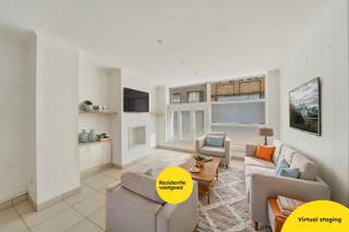 Op zoek naar een betaalbaar appartement met potentieel? Dit gelijkvloers appartement bevindt zich in het bruisende centrum van Oostende, op wandelafstand van winkels, openbaar vervoer en de zee.<br /><br />Bij het betreden van het appartement kom je in een ruime en lichtrijke leefruimte met keuken. Deze vormt een mooie basis om naar eigen smaak te moderniseren.<br /><br />Verder is er een praktische indeling met een hal, afzonderlijk toilet en een handige wasplaats met aansluiting voor wasmachine. De slaapkamer, voorzien van een lichtkoepel, zorgt voor natuurlijke lichtinval en kan flexibel ingericht worden. De badkamer is uitgerust met lavabo en douche.<br /><br />Extra troeven zijn de conforme elektrische installatie (geldig tot 2041), dubbele beglazing in PVC en een private fietsenberging.<br /><br />Dit appartement biedt een uitstekende opportuniteit voor starters, investeerders of wie op zoek is naar een tweede verblijf aan zee, met de mogelijkheid om het volledig naar eigen smaak op te frissen.<br /><br />Interesse? Contacteer ons en plan uw bezoek in!