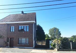 <p><span><span>STEL UW KANDIDATUUR VIA KANDIDATUURFICHE via de linkhttps://www.agencedeville.be/nl/pand/kouterstraat-8-9620-zottegem (doormailen naar nancy@agencedeville.be). </span><strong>Charmante halfopen bebouwing met 2 slaapkamers op rustige, landelijke ligging aan de stadsrand </strong>Bent u op zoek naar een instapklare woning waar rust en bereikbaarheid hand in hand gaan? Deze charmante halfopen bebouwing met een bewoonbare oppervlakte van 158 m² is gelegen aan de stadsrand in een landelijke omgeving en biedt alle comfort voor aangenaam wonen. Op het gelijkvloers vindt u een gezellige woonkamer met pelletkachel, een ruime leefruimte, een <strong>volledig nieuwe, modern ingerichte keuken</strong> en een praktische multifunctionele ruimte die perfect kan worden ingericht als bureau of hobbyruimte. Vanuit de woning heeft u bovendien toegang tot het gezellige bankirai terras waar u in alle rust kunt genieten. Op de verdieping bevinden zich twee ruime slaapkamers en een <strong>volledig nieuwe, stijlvolle badkamer</strong>, uitgerust met een douche, lavabo en toilet. Verder beschikt de woning over een ruime kelder. De woning wordt verwarmd door <strong>drie energiezuinige airco's die zowel kunnen verwarmen als koelen</strong>, aangevuld met een gezellige pelletkachel. Daarnaast beschikt de woning over dubbele beglazing, rolluiken en vliegenramen. De ligging vormt een absolute troef: rustig en landelijk, maar toch vlak bij winkels, scholen, openbaar vervoer en belangrijke invalswegen. De woning is onmiddellijk beschikbaar. </span></p>