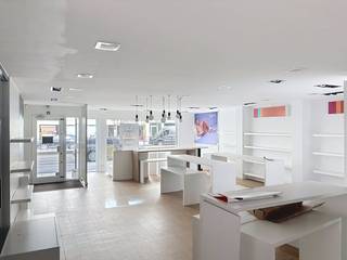 For sale in Deurne at Turnhoutsebaan 92-94 - a commercial property of +-640m² + 120m² of floor space for office/storage centrally located in...