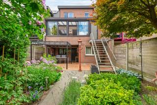 Gelegen in een rustige woonstraat, op korte afstand van het centrum van Schoten, geniet deze instapklare woning van een uitstekende combinatie van rust en bereikbaarheid. Winkels, scholen, openbaar vervoer en dagelijkse voorzieningen bevinden zich in de onmiddellijke omgeving, terwijl de vlotte verbinding naar Antwerpen en de omliggende gemeenten deze locatie bijzonder aantrekkelijk maakt. Bovendien liggen het Park van Schoten en diverse fiets- en wandelroutes op korte afstand.<br /><br />Hoewel de woning goed geïsoleerd is, resulteert de huidige elektrische verwarming in een minder gunstig EPC-label. Volgens de EPC-simulatie kan dit met een relatief eenvoudige aanpassing worden verbeterd naar een EPC-label B.<br /><br /><strong>Indeling<br />Gelijkvloers</strong><br />Via de inkomhal met vestiairegedeelte betreedt u de woning. Achteraan bevindt zich een polyvalente ruimte met een aangenaam zicht op de tuin, ideaal te gebruiken als bureau, hobbykamer of wasplaats. De grote inpandige garage is voorzien van een automatische sectionaalpoort, en heeft achteraan toegang tot de tuin.<br /><br /><strong>Eerste verdieping</strong><br />De eerste verdieping vormt het hart van de woning. De ruime woon- en eetkamer geniet dankzij de grote raampartijen van een overvloed aan natuurlijk licht en sluit naadloos aan op de op maat gemaakte open leefkeuken.<br />Vanuit de keuken bereikt u de veranda, voorzien van screens, waardoor u het hele jaar door comfortabel kan genieten van deze extra leefruimte. Via een vaste trap bereikt u de zonnige tuin, die een aangename plek vormt om te ontspannen of gasten te ontvangen.<br /><br /><strong>Tweede verdieping</strong><br />De bovenverdieping beschikt over drie volwaardige slaapkamers. De badkamer is uitgerust met een douche, dubbel lavabomeubel en toilet.<br /><br />Tot slot is er nog een praktische zolderruimte en is er een kruipruimte onder heel de woning.<br /><br /><strong>Bijzonderheden</strong><br />+ Rustige en strategische ligging<br />+ EPC eenvoudig te verbeteren naar label B (volgens simulatie)<br />+ 3 slaapkamers en polyvalente ruimte<br />+ Veranda met screens<br />+ Zonnige tuin<br />+ Garage met automatische poort<br />+ Extra parkeerplaats voor de woning