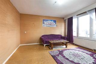 Doe een bod vanaf 149 000 euroCentrum van Brussel - BotanicTe moderniseren 1 slaapkamer appartement (58m²) op de 6de verdieping in de levendige Madouwijk omvattende: inkomhall, wc, keuken, woonkamer (21m²), 1 slaapkamer (10m²), balkon + bergingskamer op de 9de verdieping (11m²). Panoramisch zicht over de stad. Het appartement is verhuurd aan €850/maand lasten inb. Ideaal als investering of startersappartement. Voor een bezoek bel 054/34.34.34.