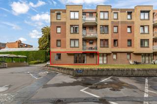 Op een rustige en groene locatie, op wandelafstand van het centrum van Leuven, bevindt zich dit gelijkvloerse appartement met één slaapkamer. Het appartement is gelegen aan de achterzijde van de residentie en kijkt uit op de aangename, groene omgeving van het gemeenschappelijke park. Bij het betreden van het appartement komt u terecht in de inkomhal die toegang geeft tot de ruime leefruimte. Verder beschikt het appartement over een afzonderlijke keuken, één volwaardige slaapkamer, een badkamer met ligbad en lavabo, een apart toilet en een praktische berging. Het appartement heeft momenteel een gedateerde afwerking en biedt daardoor heel wat mogelijkheden om volledig naar eigen smaak te renoveren en in te richten. De rustige ligging vormt een absolute troef: u woont hier in een groene omgeving en toch vlak bij het bruisende centrum van Leuven, met winkels, openbaar vervoer en andere voorzieningen binnen handbereik. Een interessante opportuniteit voor wie op zoek is naar een gelijkvloers appartement om zelf te bewonen, te renoveren of als investering. Interesse? Contacteer ons via info@homies.be of bel 016 22 82 22.