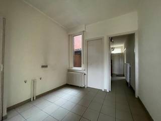 Ruime woning met tuin vlakbij centrumDeze te moderniseren woning bestaat uit inkomhal, ruime leefruimte, keuken, badkamer met toilet, zitbad en...