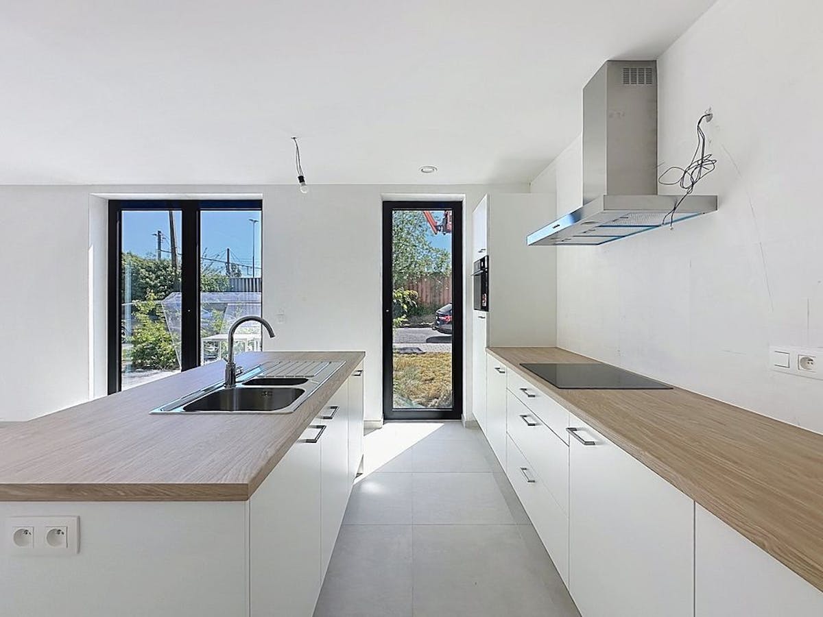 Gelijkvloers nieuwbouwappartement met staanplaats te huur - foto 4