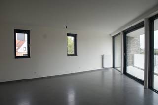 <span><u><strong>BEZOEKMOMENT VOLZET</strong></u></span><br /><br />In de Hollestraat, net buiten de ring rond Leuven, bevindt zich dit appartement met twee slaapkamers en een ondergrondse parkeerplaats. Op wandelafstand liggen winkels, openbaar vervoer en het centrum van Leuven, terwijl de ring, de E314 en de E40 vlot bereikbaar zijn. Het pand combineert deze centrale ligging met een opvallend laag energieverbruik.<br /><br />U komt binnen in de lichtvolle leefruimte, die in open verbinding staat met de volledig ingerichte keuken. Een aparte berging met aansluiting voor wasmachine en droogkast sluit hierop aan. Vanuit de leefruimte hebt u toegang tot een ruim terras. <br />De twee ruime slaapkamers bevinden zich naast de badkamer, uitgerust met douche en ligbad, en een apart toilet.<br /><br />Het appartement beschikt over een private kelder, een ondergrondse parkeerplaats en een gemeenschappelijke fietsenstalling.<br /><br />Wat de energiezuinigheid betreft, geniet deze woning van uitstekende <strong>EPC score A</strong>.<br />De huurprijs bedraagt <strong>€ 1125</strong> per maand, met een maandelijkse provisie van <strong>€ 75</strong> voor de gemeenschappelijke delen. De nutsvoorzieningen zijn ten laste van de huurder. Het appartement is beschikbaar vanaf <strong>01/11/2026</strong>.<br /><br />Interesse in een bezichtiging? Plan snel een afspraak op https://immojanstas.be/nl/huren via onze online agenda, de snelste en efficiëntste manier om een bezichtiging in te plannen! Voor vragen zijn wij beschikbaar op het nummer 016 23 90 81, elke weekdag van 10u tot 13u.