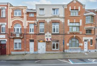 <p>Deze ruime woning met 5 slaapkamers in Jette is gelegen in een aangename en goed bereikbare woonomgeving en vormt een ideale basis voor wie op zoek is naar een gezinswoning met veel ruimte en mogelijkheden. De woning combineert een praktische indeling met een centrale ligging nabij voorzieningen.</p><p>Bij het betreden van de woning kom je in een royale inkomhal met voldoende plaats voor een vestiaire. De leefruimte straalt een warme en gezellige sfeer uit en sluit aan op de keuken met eetkamer, die zich in de achterliggende aanbouw bevindt. Vanuit deze ruimte heb je directe toegang tot de gezellige patio, waar je in alle rust kan genieten van een buitenmoment.</p><p>Aansluitend aan de keuken bevinden zich de badkamer, een wasberging en een extra berging, wat zorgt voor een praktische en functionele inrichting van het gelijkvloers.</p><p>Via de karaktervolle houten trap bereik je de verdiepingen. Op de tussenverdieping bevindt zich een gastentoilet. De eerste verdieping omvat twee slaapkamers en een extra ruimte die perfect kan dienen als dressing of bureau. Op de bovenste verdieping bevinden zich nog drie volwaardige slaapkamers met oppervlaktes van 11m², 10m² en 10m².</p><p>De zolderverdieping is bereikbaar via een uittrekbare trap en kan gebruikt worden als extra opslagruimte.</p><p>De woning beschikt over een recente gasketel, geplaatst in 2023, wat een bijkomende troef vormt. Met een EPC van 424 kWh/m² jaar en label G is er ruimte voor energetische optimalisatie, wat tegelijk mogelijkheden biedt om de woning naar hedendaagse normen te brengen.</p><p>De ligging is bijzonder gunstig, op wandelafstand van winkels, de Onze-Lieve-Vrouw van Lourdeskerk en het Jardin des Magnolias. Daarnaast is de woning vlot bereikbaar met het openbaar vervoer, waaronder een metrostation in de buurt.</p><p>Deze woning biedt een combinatie van ruimte, ligging en potentieel en is uitermate geschikt voor wie een ruime gezinswoning wil inrichten naar eigen smaak. Plan een bezoek en ontdek de mogelijkheden.</p>