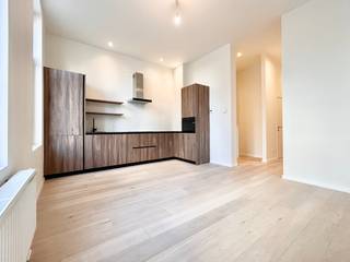 In een charmant, kleinschalig gebouw, op een boogscheut van het bruisende Park Spoor Noord, bevindt zich dit volledig gerenoveerde gelijkvloers appartement van ca. 72m².<br /><br />Het appartement beschikt over 2 volwaardige slaapkamers, ideaal voor wie graag wat extra ruimte heeft. De hoge plafonds geven elke ruimte een heerlijk open gevoel, terwijl de recente renovatie met hoogwaardige materialen zorgt voor een moderne, frisse uitstraling. <br />De keuken is open en volledig geïnstalleerd met koelkast, diepvries, vaatwasser, oven, kookplaat, dampkap en spoelbak. Badkamer is ruim en voorzien van lavabo, douche en plaats voor was-en droogkast. In de nachthal is er een gastentoilet met handenwasser. <br />Alle muren werden volledig geschilderd, waardoor je letterlijk enkel je meubels hoeft mee te brengen.<br />Met een energiezuinig EPC‑label B (160) woon je hier comfortabel én voordelig. De elektriciteit is conform, wat meteen extra zekerheid biedt voor de toekomst. Het gebouw is kleinschalig en rustig, perfect voor wie houdt van privacy en een aangename woonomgeving.<br /><br />De ligging is een absolute troef: op wandelafstand van scholen, openbaar vervoer, het Centraal Station en natuurlijk het geliefde Park Spoor Noord, waar je kunt genieten van ontspanning, sport of een gezellige picknick. Alles wat je nodig hebt, ligt binnen handbereik.<br /><br />Dit appartement is een ideale keuze voor jonge starters die op zoek zijn naar een stijlvolle eerste woning, maar evenzeer een sterke investering dankzij de ligging, afwerking en energiezuinigheid.<br /><br />Specificaties: EPC 160 kWh/(m²jaar) P-score: C - G-score: C / vg-wg-gdv-gvkr-gvv<br /><br />Vraagprijs €239.000,- <br />Wenst u een bezoek aan deze penthouse, laat het ons gerust weten en wij plannen met de glimlach een bezoek in.<br />U kan ons contacteren op het nummer 03 203 02 02 of via mail immo@sidimex.be