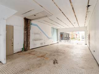 <p><span> </span></p><p><span>In de bruisende Driekoningenstraat, midden in het hart van Berchem, vind je dit grote, lichte handelspand dat je nog helemaal kunt renoveren naar wens. Een winkel, restaurant, galerij, of een crossfitruimte? Met het enorme gelijkvloers kan je heel wat kanten uit!  </span></p><p><span> </span></p><p><span>Van buitenaf zie je het hier al meteen: een etalage die de hele gevelbreedte beslaat, dat staat steevast garant voor véél licht! Het gelijkvloers bestaat uit een voorste gedeelte op een witte tegelvloer, en een achterste gedeelte - inclusief twee toiletten - dat een tikje industriëler aanvoelt, door de ruwe betonvloer en de dakkoepels. Het voordeel: de ruimte strippen is hier kinderspel! Mogelijkheid tot projectgrond mits vergunning.</span></p><p><span> </span></p><p><span>Van winkel tot coworkingspace, alles kan!</span></p><p><span>Met 136m2 heb je hier enorm veel opties, van een grote winkel tot een restaurant met loungehoek of binnentuin, tot een strakke galerij… Of toch liever een coworkingspace? Alles kan en mits een vergunning kan je deze plek zelfs nog omvormen tot projectgrond!</span></p><p><span> </span></p><p><span>Halverwege de ruimte neem je de trap naar boven, waar je aan de voorzijde een verouderde, maar enorm lichte leefruimte vindt op een plankenvloer en een sierschouw, terwijl je achteraan nog een grote verouderde keuken met enkel een spoelbak hebt, ook op een plankenvloer, met een apart toilet.</span></p><p><span>Deze verdieping kan je na een totale make-over inrichten als kantoorruimte, vergaderruimte, of als grote studio. Up to you!</span></p><p><span> </span></p><p><span>Middenin het bruisende centrum</span></p><p><span>Je zit hier pal in het midden van de bruisende Driekoningenstraat in hartje Berchem. Een prima locatie voor een handelspand, met veel passage. Je hebt hier allerlei winkels, van supermarkten tot apothekers, scholen, banken, etc. Met de Grote Steenweg aan de ene kant en Berchem station aan de andere, ben je hier de stad zo in en weer uit! Ook het trendy Groen Kwartier met het PAKT als hotspot is hier op 10 minuutjes wandelen. En met het Albertpark en het Brilschanspark op wandelafstand, hoef je niet ver voor een stukje groen. </span></p><p><span> </span></p>