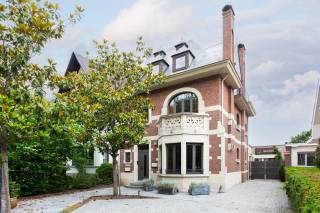 Juste en face du parc Rivierenhof à Deurne se trouve cette perle architecturale avec un vaste espace polyvalent. Un lieu où la verdure et la détente sont au cœur de l’attention. Grâce à la proximité des commerces, des transports en commun et des grands axes routiers, vous bénéficiez également d’une accessibilité excellente.<br /><br />Rêvez-vous de vivre dans une maison pleine de caractère avec de nombreuses possibilités ? Cette habitation spacieuse offre la base idéale pour concrétiser vos envies de logement. Avec son charme unique et ses volumes généreux, ce bien est parfait pour ceux qui souhaitent rénover entièrement leur maison selon leurs goûts.<br /><br />Des éléments authentiques tels que les portes vitrées d’origine, les parquets et les élégantes cheminées confèrent à la maison un cachet unique. Les pièces spacieuses baignent en plus de lumière naturelle grâce aux grandes fenêtres, créant une ambiance agréable et ouverte.<br /><br />Un atout majeur est le grand espace polyvalent situé à l’arrière du terrain. Il offre de multiples possibilités et constitue l’emplacement idéal pour un bureau, un cabinet, un atelier ou toute autre activité professionnelle.<br /><br />Laissez libre cours à votre créativité et réalisez une expérience de vie/travail ou une cohabitation dans un cadre superbe.<br /><br />Avec un parking sur terrain privé, un grand confort et une facilité d’usage.<br /><br />Séduit par ce bien unique et son énorme potentiel ? Contactez LISTED pour une visite au +32 3 283 51 51.