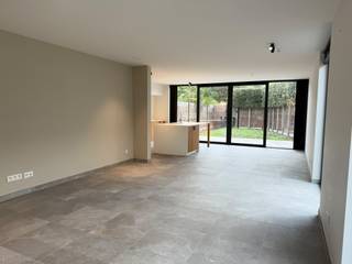Moderne en energiezuinige nieuwbouwwoning met 3 slaapkamers! De woning is uitgerust met vloerverwarming, zonnepanelen, ventilatiesysteem en een warmtepomp en geniet volgende indeling: inkom met gastentoilet - leefruimte - bureauruimte - eetkamer met open keuken - douchekamer - berging - terras en boomgaard met poortje naar fietswegel. De tweede verdieping geniet volgende indeling: nachthal - 3 slaapkamers - badkamer met ligbad - berging. Huurprijs: 1390 euro + € 500 per jaar voor onderhoud tuin en toestellen in huis. Vrij vanaf 1 oktober 2026. Voor verdere informatie of een vrijblijvend bezoek contacteer Matthijs op 0488 03 28 08 of matthijs@immogeernaert.be