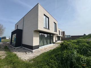 Ben je op zoek naar uw droomwoning?<br />Ontdek deze prachtige, strak afgewerkte woningen. Gelegen in een rustige en kindvriendelijke buurt, nabij het centrum van Westende, met een goede verbinding naar scholen en openbaar vervoer. Geniet ook van de nabijheid van groenvoorzieningen en speeltuinen, ideaal voor het ganse gezin. De woningen zijn zowel stijlvol als duurzaam gebouwd, perfect voor de toekomst van u en uw gezin.<br /><br />Deze woningen beschikken over maar liefst 3 ruime slaapkamers, 2 moderne stijlvolle, luxueus afgewerkte badkamers, een lichtrijke royale woonkamer met een open ingerichte keuken, hoogwaardig afgewerkt en voorzien van voldoende opbergruimte. Bij elke woning is een inpandige garage aanwezig en rondom voorzien van een mooie tuin.<br /><br />Wat deze woningen extra uniek maakt, is de keuzevrijheid in afwerkingsmaterialen. U kunt zelf kiezen uit een breed scala aan hoogwaardige materialen van bijvoorbeeld vloeren, tegels, keukenwerkbladen en sanitair. Dit geeft u de kans om de woning af te stemmen op uw persoonlijke smaak en woonwensen.<br /><br />Dankzij het gebruik van hoogwaardige en energiezuinige materialen, zoals uitstekende isolatie, HR-glas en energie-efficiënte verwarmingssystemen, bent u niet alleen klaar voor de toekomst, maar bespaart u ook aanzienlijk op uw energierekening.<br /><br />Contacteer ons voor verdere vrijblijvende informatie.