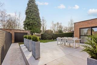 TE KOOP: ruime, half open gezinswoning met 5 slaapkamers en 2 badkamers.<br /><br />ALGEMEEN:<br />- Centraal gelegen in de Rembert Dodoenslaan in de Hasseltse Katarinawijk, slechts enkele minuten van het centrum, met winkels, horeca en alle stadsvoorzieningen binnen handbereik<br />- Ideale woning voor schoolgaande kinderen: <br /> Basisschool op 2 min wandelafstand, vele secundaire scholen vlot bereikbaar te voet of met fiets<br />- Bouwjaar 1973 - Recent volledig gerenoveerd (2021)<br />- Goede EPC-waarde B <br /><br />GELIJKVLOERS:<br />- grote leefruimte met open keuken<br />- open haard, jaarlijks gekeurd<br />- praktische indeling met veel lichtinval<br />- bureau (aparte ruimte)<br />- toilet<br />- hal<br />- toegang tot de kelder<br />- zuidelijk georiënteerde stadstuin met tuinhuis en beschutte fietsenstalling. Geen inkijk van buren.<br />- fietspad aan achterkant tuin (verbinding Oude Luikerbaan- grote ring)<br />- stad en winkels vlot bereikbaar met fiets / te voet.<br />- 222m² bewoonbare oppervlakte<br />- ‎4 are<br />- elektrische rolluiken voorzien<br />- ruim terras van 61m2<br />- ruime voor- en achtertuin<br />- eigen oprit voor 3 wagens<br /><br />KELDER:<br />- Ruime kelder van 25m2 + extra kruipkelder<br />- Nieuwe gasketel, waterverzachter, volledig vernieuwde stroomkast<br />1ste VERDIEPING<br />- 2 volledig vernieuwde badkamers. Grote badkamer met ligbad, dubbele lavabo en plaats voor wasmachine en droogkast. Kleine badkamer met lavabo en ruime inloopdouche.<br />- apart toilet<br />- 2 ruime slaapkamers. 1 slaapkamer met inbouwkasten<br /><br />2de VERDIEPING<br />- 3 slaapkamers<br />- alle slaapkamers en overloop hebben inbouwkasten<br /><br />Vraagprijs: €690000<br />Heb je interesse of verdere vragen? 0474494072 of tom.quintiens@gmail.com / elinebillen@msn.com<br />Bezichtiging is mogelijk na afspraak.<br />Delen mag.