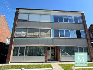 <p><span>Ruim duplexappartement met 3 slaapkamers nabij het Vrijbroekpark</span></p><p><span>Op een rustige en groene locatie in Mechelen-Zuid, op wandelafstand van het prachtige Vrijbroekpark, bevindt zich dit ruime duplexappartement met 3 slaapkamers.</span></p><p><span>Via de inkomhal kom je in de lichtrijke woonkamer, waar grote raampartijen zorgen voor een aangename lichtinval. De woonkamer beschikt bovendien over een zonnescreen. Aansluitend bevindt zich de comfortabele keuken, evenals een extra ruimte die momenteel is ingericht met een ingebouwde dressing.</span></p><p><span>Op de tweede verdieping bevinden zich drie slaapkamers. De achterste slaapkamer geeft toegang tot een gezellig terras. Naast de slaapkamer aan de voorzijde is er nog een aparte technische ruimte. De badkamer is uitgerust met een bad, lavabo en toilet.</span></p><p><span>Het appartement beschikt daarnaast over een private kelderberging en er is een gemeenschappelijke fietsenstalling aanwezig.</span></p><p><span>Het appartement maakt deel uit van een kleinschalig gebouw, waardoor de gemeenschappelijke kosten beperkt blijven tot 25 per maand.</span></p><p><span>Interesse in een bezoek? Contacteer ons dan snel via 015 20 20 82 of <span>info@demakelaardij.be</span></span><span>.</span></p>