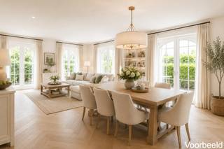 <p>Aan Everdijkruis 26 in Gooreind (Wuustwezel) ontdekt u een laagbouwvilla op een prachtig perceel van maar liefst 2.664 m². De woning beschikt over een bruikbare vloeroppervlakte van 191 m² volgens EPC inclusief de inpandige garage en combineert een sterke betonstructuur met royale ruimtes, veel lichtinval en bijzonder interessante uitbreidingsmogelijkheden. Het interieur is vandaag eerder klassiek, maar met enkele gerichte ingrepen kan deze woning worden omgevormd tot een verrassend hedendaagse en stijlvolle thuis. Om dat potentieel zichtbaar te maken, werden enkele indicatieve renders toegevoegd.<br /><br />U betreedt de woning via de ruime centrale inkomhal, die toegang biedt tot vrijwel alle vertrekken en het afzonderlijke gastentoilet met handenwasser. De leefruimte geniet dankzij de prachtige kamerhoge raampartijen van een overvloed aan natuurlijk licht en voelt bijzonder aangenaam en warm aan. De gezellige houthaard vormt een sfeervolle blikvanger tijdens de koudere maanden. Aansluitend bevindt zich de keuken met kookeiland, uitgerust met onder meer een inductiekookplaat, dampkap, vaatwasser, koelkast en microgolfoven. De keuken sluit aan op de veranda, vanwaar u rechtstreeks de tuin bereikt.<br /><br />Verder beschikt het gelijkvloers over twee ruime slaapkamers van circa 12 en 15 m² en een comfortabele badkamer met ligbad, afzonderlijke douche, toilet en dubbele wastafel. Via de berging, die tevens dienstdoet als technische ruimte en wasplaats, bereikt u de dubbele inpandige garage van maar liefst 32 m². Bovendien is de woning volledig onderkelderd, waardoor u over veel extra stockage- en bergruimte beschikt.<br /><br />Een absolute meerwaarde is de ruime zolderverdieping, die zich uitstrekt over nagenoeg het volledige gelijkvloers. Momenteel bereikt u deze via een uitklapbare vouwtrap, maar in de ruime inkomhal is plaats om eventueel een vaste trap te voorzien. De zolder is reeds volledig geïsoleerd en beschikt over twee grote dakvensters. Wenst u extra slaapkamers, een thuiskantoor, hobbyruimte of speelkamer? Dan biedt deze verdieping uitzonderlijk veel mogelijkheden. Dankzij de betonstructuur beschikt u bovendien over een solide basis om deze ruimte verder in te richten.<br /><br />Ook technisch beschikt de woning over interessante troeven. Het EPC vermeldt een label D met een energiescore van 350 kWh/(m² jaar). Met enkele kleine energetische ingrepen kan de energieprestatie verder worden verbeterd. Daarnaast is de woning asbestveilig. Dankzij haar bijzonder degelijke constructie beschikt de woning over een uitstekende basis om het interieur volledig naar uw eigen smaak en woonstijl te verfijnen.<br /><br />De ligging aan het Everdijkruis biedt u een heerlijk gevoel van ruimte, groen en privacy. De volledig omheinde tuin vormt een veilige en aangename plek waar jong en oud volop kan genieten. Er is meer dan voldoende ruimte voor een groot speeltuig voor de kinderen, terwijl u op zonnige dagen gezellig samenkomt voor lange zomeravonden en barbecues met familie en vrienden. Dankzij het royale perceel kunt u de tuin bovendien volledig naar uw eigen wensen vormgeven, terwijl u toch vlot verbonden blijft met de voorzieningen van Gooreind en de omliggende gemeenten. Een ideale omgeving voor wie rustig en ruim wil wonen zonder aan bereikbaarheid in te boeten.<br /><br />Bent u op zoek naar een woning die u volledig naar uw eigen smaak kunt transformeren en die bovendien met u kan meegroeien? Dan nodigen wij u graag uit om deze villa persoonlijk te komen ontdekken.</p>