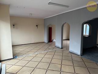 Dit handelspand gelegen op wandelafstand van het centrum van Meerhout biedt de mogelijkheid tot het uitbaten van een handelszaak of de ombouw naar een gelijkvloerse woning.<br /><br />Vooraan betreden we het pand waar we een grote open ruimte hebben, verder hebben we nog sanitair voorzien tezamen met extra stockage ruimte achteraan.<br />Ook is er nog een tuin voorzien van 55m².<br /><br />Er is voldoende parkeermogelijkheid in de directe omgeving.<br />Kenmerken:<br />bewoonbare oppervlakte: 135m²<br />EPC: label E<br />Deels dubbele beglazing voorzien<br />Mogelijkheid tot ombouwen naar woonst/appartement<br /><br /> 