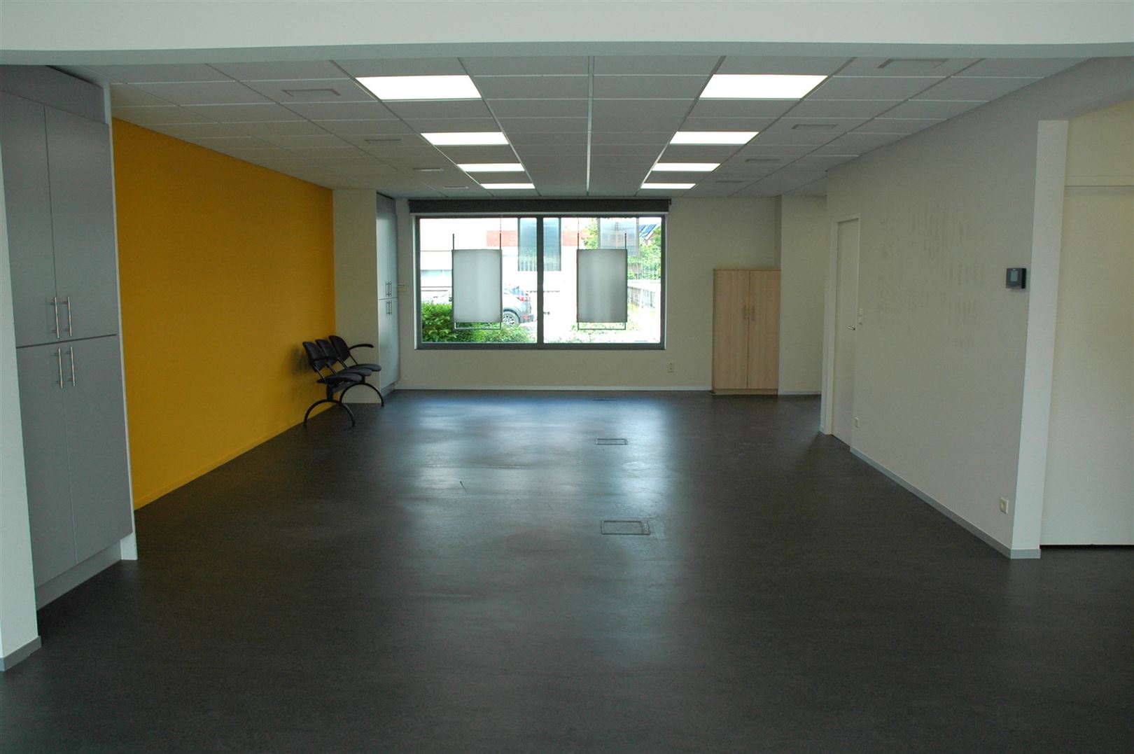 Commercial for rent in Borsbeek - photo 2