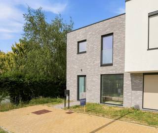 Perfect instapklare woning met 3 slaapkamers en een tuin met uitweg in een gegeerde autoluwe woonwijk te Heule. De private carport ligt op slechts 60 meter van de woning!<br /><br />Deze recente woning (2023) is bijzonder goed verzorgd en omgeven door groen. Inkom met gastentoilet en stevige trap naar het verdiep. De lichtrijke leefruimte heeft grote raampartijen en kijkt aan beide zijden uit op groen. De volledig uitgeruste keuken heeft veel kastruimte en toegang tot een aparte berging.<br />Het verdiep bevat 3 volwaardige slaapkamers en een afzonderlijk toilet. De badkamer is ook volledig voorzien: lavabomeubel, ligbad én douche!<br />De tuin is omheind, heeft een uitweg, aangenaam terras,... <br /><br />Verkoop onder registratierecht.<br /><br />PLUSPUNTEN:<br />+ LIGGING in een oase van rust maar toch vlot bereikbaar<br />+ Zonnepanelen, EPC A<br />+ perfect instapklaar
