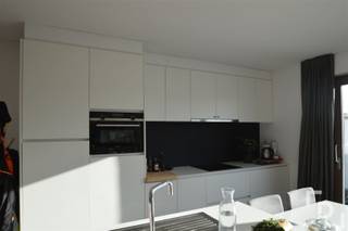 In de Ieperstraat in Poperinge bevindt zich dit verzorgde duplex appartement op een uiterst centrale ligging, vlak bij het station en op...