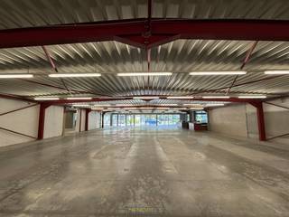 <u><strong>Prijs afhankelijk van aantal m² (bespreekbaar)</strong></u><br /><br />Dit modern en goed bereikbaar <strong>OPSLAGGEBOUW </strong>biedt <strong>DIVERSE COMPARTIMENTEN </strong>met oppervlaktes vanaf 100 m². Zowel <strong>PARTICULIEREN </strong>als <strong>BEDRIJVEN </strong>die op zoek zijn naar extra opslagruimte vinden hier een geschikte oplossing. Daarnaast beschikt elke ruimte over <strong>ELEKTRICITEIT</strong> en <strong>VERLICHTING</strong>, wat het gebruik bijzonder praktisch maakt.<br /><br />Dankzij de snelle beschikbaarheid en<strong> FLEXIBELE HUURTERMIJNEN </strong>wordt er maximaal ingespeeld op uw noden, zowel voor korte als langere periodes. Nabij het opslaggebouw bevindt zich een openbare parking dat <strong>VOLDOENDE PARKEERGELEGENHEID</strong> biedt. <br /><br />U heeft de mogelijkheid om één of meerdere <strong>COMPARTIMENTEN </strong>te huren, of om te opteren voor de <strong>VOLLEDIGE </strong>beschikbare <strong>OPPERVLAKTE</strong>. <br /><br /><strong>Adres:</strong> Enclus du Haut 41 - 7750 Mont-de-l'Enclus<br />Onmiddellijk beschikbaar!<br />Huurprijs: vanaf €500,00