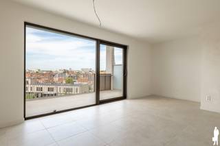 <p><strong>DEZE ZOMER NOG UW NIEUWE THUIS IN RESIDENTIE TAMBOER? <br /></strong><strong>De werken zijn in volle uitvoering, en de oplevering wordt verwacht rond september '26. <br /><br />Tamboer– Een gezellig thuis om buitengewoon te leven.<br /></strong>In het bruisende hart van Turnhout, waar geschiedenis en stadsleven elkaar ontmoeten, verrijst op dit moment <strong>Residentie Tamboer: </strong>Een stijlvolle nieuwbouwresidentie die naam en inspiratie ontleent aan de tamboer: de trommelaar die het ritme aangeeft en de stoet voorgaat. Net als de tamboer, zet dit project de toon voor modern en comfortabel stadswonen.</p>
<p><strong>De maat van het stadsleven<br /></strong>Residentie Tamboer ligt binnen de ring van Turnhout, omringd door water, groen, en wandelpaden. Alles wat Turnhout te bieden heeft, bevindt zich op wandelafstand: van de Grote Markt, tot het Stadspark. Hier woont u middenin het kloppende hart van de stad, zonder in te boeten op rust en privacy.</p>
<p><strong>Architectuur met karakter<br /></strong>Het ontwerp combineert eigentijdse lijnen met warme materialen en groene gevels, waardoor het gebouw naadloos aansluit bij de levendige stadsomgeving. Grote ramen zorgen voor overvloedig daglicht en een open gevoel, en op de échte leefterrassen wordt het heerlijk vertoeven. Elk appartement is doordacht ingedeeld, met aandacht voor ruimte, comfort en energie-efficiëntie.</p>
<p><strong>Troeven op een rij<br /></strong><strong>Centrale ligging</strong> – op enkele stappen van winkels, horeca en openbaar vervoer<br /><strong>Moderne afwerking</strong> – kwalitatieve materialen en tijdloos ontwerp<br /><strong>Energiezuinig wonen</strong> – lage energiekosten en toekomstgerichte technieken<br /><strong>Privé buitenruimte</strong> – Een écht leefterras bij elk appartement<br /><strong>Ondergrondse parkeermogelijkheid én grote fietsenstalling</strong></p>
<p><strong>Leef mee op het ritme van Turnhout</strong><br />Of u nu houdt van het levendige stadsleven of van rustige momenten thuis: in Residentie Tamboer bepaalt u zelf het tempo. Dit is dé kans om te wonen of investeren op een locatie waar comfort, stijl en stadsdynamiek samenkomen. <br /><br /><strong>Oppervlaktes en prijzen</strong><br />Er zijn verschillende appartementen, met keuze uit <strong>2 of 3 slaapkamers en riante (hoek)terrassen.</strong> Oppervlaktes beginnen vanaf 89m² en gaan tot 121m², telkens exclusief de ruime terrassen tot maar liefst 61m². <strong>Prijzen starten in deze fase vanaf € 271.400,</strong> excl. parking en aankoopkosten. <br /><br /><strong><span>Inmiddels is ook fase 2 gelanceerd:</span> Hier starten de prijzen vanaf € 227.900 voor oppervlaktes vanaf 69 m², </strong>exclusief parking en aankoopkosten. Een aantal appartementen zijn uitermate geschikt als <strong>investering</strong>. En ook <strong>starters </strong>of <strong>alleenstaanden </strong>vinden hier zeker hun ding.</p>
<p><strong>Wie is de projectontwikkelaar?</strong> DC Belgium is al decennia een toonaangevende ontwikkelaar. Zij behoren tot de top van de Belgische vastgoedontwikkelaars en staan voor betaalbare kwaliteit, een gevarieerd woonaanbod en veel aandacht voor groen. Deze jarenlange ervaring garandeert gemoedsrust: U bent verzekerd van een persoonlijke begeleiding doorheen het volledige aankoopproces en een afwerking tot in de puntjes.<br /><strong><span><br /><span>U geniet bij uw aankoop een volledige wettelijke bescherming dankzij de Wet Breyne (woningbouwwet). We lichten dit graag persoonlijk toe, of u kan alvast meer informatie nalezen via www.deboerenpartners.be/wet-breyne </span></span><br /><br /></strong></p>