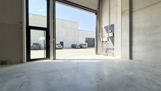 Bent u op zoek naar een loods te huur in een KMO-zone in Hasselt ?Deze hal is vlot bereikbaar en heeft een opp van ruim 180m2.Er is een aparte...