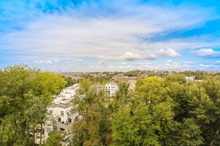 UKKEL, ideaal gelegen op wandelafstand van winkels, tram/bus, scholen en parken, biedt dit lichte appartement van ca. 80 m² op de 8ste verdieping een echte ademruimte in de stad. Vrij uitzicht, twee terrassen en overvloedig natuurlijk licht: een woonkader dat het verschil maakt! De ruime, zeer lichte leefruimte geeft rechtstreeks toegang tot de terrassen. De uitgeruste keuken, 2 slaapkamers, de badkamer en het apart toilet maken het geheel compleet. Kelder inbegrepen. Te verfrissen, met een enorm potentieel om een trendy en volledig persoonlijk interieur te creëren. Ideaal voor investeerders of liefhebbers van mooie renovatieprojecten. Dubbel glas, lift en verzorgd gebouw: alle troeven voor comfort, praktisch wonen en een toplocatie. Kosten ± 127 € / maand (gemeenschappelijk) + 50 € (reservefonds). EPB: D-. Afmetingen zijn louter informatief.