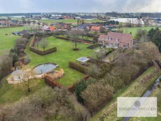 Warme karaktervolle villa van 545 m² bewoonbare oppervlakte met kwaliteitsvolle materialen gelegen in een rustige omgeving vlakbij het centrum. Met bijgebouw en heerlijke, zonnige mega tuin.<br />Gelijkvloers: INKOMHAL met toilet, KANTOOR / bibliotheek ca.24m², WOONKAMER ca.57m², MEZZANINE ca.38m², super ingerichte KEUKEN met ontbijthoek en toegang tot het terras, speelkamer of laundry room ca.22m² met spoeltafel (aansluiting voor wasmachine en droogkast), douche, BERGING. Inpandige garage met automatische poort voor 2 auto’s. <br />Verdieping: MASTER BEDROOM ca. 24m² met dressing en relaxruimte, badkamer met bad, dubbele wastafel en douche, 3 SLAAPKAMERS met ingemaakte kasten en bureau, apart toilet, douchekamer met wastafel.<br />Ramen voorzien van automatische rolluiken. Inbouwspots. Alarm. Cyclovac centraal stofzuigsysteem. Tuinonderhoud 1.000 euro / maand.