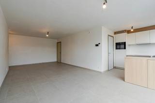 In Residentie 't Eikennest – centraal gelegen in de gezellige deelgemeente Zeveneken (Lochristi) – komt wonen, comfort en bereikbaarheid perfect samen. Je woont er op wandelafstand van winkels, school, apotheek en openbaar vervoer, met vlotte verbinding naar Gent, Lokeren, de E17, E40 en R4.
Het gelijkvloers appartement is volledig afgewerkt en instapklaar. Je geniet van een lichtrijke leefruimte, een private tuin, een eigen garage én hoogwaardige afwerking.
Dankzij de combinatie van vloerverwarming, warmtepomp en zonnepanelen (E-peil 30) woon je hier comfortabel én energiezuinig.
Ideaal voor wie meteen wil intrekken zonder zorgen, of voor investeerders die op zoek zijn naar een kwalitatieve, toekomstgerichte eigendom.
Contacteer ons vandaag voor een bezoek en ontdek de laatste beschikbare appartementen in Residentie 't Eikennest.