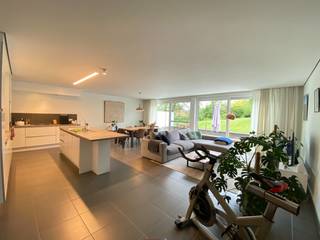 Op zoek naar een ruim en energiezuinig gelijkvloers appartement (143m²) met 2 slaapkamers? Dan is dit zeker een kijkje waard! U kan dan een bezoek inplannen via www.immojanstas.be/verhuur<br /><br />Qua ligging situeert het appartement zich op een rustige en groene locatie nabij de Abdij van het Park, en dit met een vlotte verbinding naar de ring rond Leuven én de op- en afritten van de E314 en de E40. Diverse winkels, sportfaciliteiten en het Leuvense stadscentrum zijn vlot bereikbaar.<br /><br />Dit prachtige appartement met vloerverwarming beschikt over een inkomhal met een apart toilet, een lichtrijke leefruimte (54m²) met zit- en eetgedeelte, en een hoogwaardige, volledig uitgeruste open keuken. Aansluitend aan de leefruimte bevindt zich een zuidgericht terras van 30 m², vanwaar u geniet van een weids uitzicht op de omliggende parktuin van 70 are. Die tuin staat vrij ter beschikking van de bewoners: ideaal om te wandelen, te ontspannen of een balletje te slaan op de tennisbaan.<br />Verder biedt het appartement een praktische berging, twee slaapkamers, en een badkamer met inloopdouche, wastafelmeubel en toilet. Daarnaast heb je de beschikking over een dubbele garagebox met automatische poort, met plaats voor twee wagens.<br /><br />Verlichting en vliegenramen zijn voorzien in het volledige appartement! <br />Het appartement heeft een uitstekende EPC-score (A-label), wat resulteert in een comfortabel en energiezuinig woonklimaat.<br /><br />Het appartement is beschikbaar vanaf 01/08/2026 voor langdurige verhuur als hoofdverblijfplaats. De huurprijs bedraagt €1300 + €150 gemeenschappelijke kosten (voor onderhoud van de tuin, lift, gemeenschappelijke delen en verbruik van gemeenschappelijke delen). Nutsvoorzieningen zijn apart te voorzien.<br /><br />Is dit appartement een match? U kan dan een bezoek inplannen via 'Bezoekmoment kiezen'. Indien u de knop 'Bezoekmoment kiezen' niet kan terugvinden, betekent dit dat er momenteel geen bezoekmoment meer wordt georganiseerd. Wij zijn ook bereikbaar via het nummer 016 23 90 81, elke weekdag tussen 10u en 13u.<br /> 