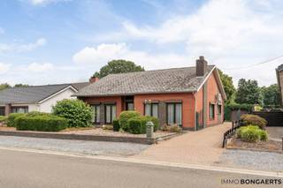 Deze ruime gelijkvloerse woning is gelegen op een perceel van maar liefst 11a89ca langs de Laarderweg in Grote Brogel (Peer). Erperheide, Snow Valley en sportcomplex De Deuster bevinden zich in de directe omgeving en er is een vlotte verbinding naar het gezellige stadscentrum. <br /><br />INDELING: <br />- Kelder met cv-ruimte en berging <br />- Gelijkvloers met inkomhal, leefruimte, keuken, nachthal, 3 ruime slaapkamers, badkamer, apart toilet en berging/wasplaats <br />- Zolderverdieping met tal van mogelijkheden (te bereiken via een vaste trap)<br /><br />De wagen kan men parkeren in één van de vrijstaande garages (waarvan één met tuinberging) en de grote tuin biedt rust en vrijheid door het achterliggend agrarisch gebied. <br /><br />Aarzel niet om ons te contacteren voor meer info of een bezoek.