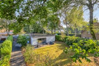 Badend in het groen van een impressionante bomenrij bevindt zich deze laagbouwvilla. In het jaar 1974 werd deze vrijstaande bungalow (EPC 175, HR beglazing, geïsoleerde muren, zonnepanelen...) langs De Linde op een gunstig georiënteerd perceel van 1.092m² gebouwd. Deze gemoderniseerde, gelijkvloerse woonst te koop biedt u naast een schitterende residentiële (woonpark), unieke locatie te Sint-Kruis (Brugge) tevens een lichtrijke woonkamer, 4 slaapkamers, ruime garage (45m2) terras, privatieve oprit met plaats voor enkele wagens aan. Wonen in een oase van rust, maar toch op een boogscheut van tal van voorzieningen (warenhuizen, buurtwinkels, openbaar vervoer, scholen, sportfaciliteiten...) is hier zeker van tel. <br />Indeling: <br />Gelijkvloers (circa 216m²):<br />- Inkomhal (16m²) met gastentoilet en vestiaire;<br />- ruime, zonovergoten woonkamer (62m²) met haard (cassette) en compleet ingerichte leefkeuken. Via de grote raampartijen geniet men van een uitzicht op de gunstig georiënteerde tuin. Tevens heeft men via het schuifraam toegang tot het aangelegde terras;<br />- praktische berging (8m²) aansluitend aan de keuken. Deze berging is voorzien van aansluiting voor wasmachine, CV-installatie (aardgas) en buitendeur;<br />- nachthal (10m²);<br />- 4 slaapkamers (18m², 18m², 15,5m² &amp; 9m²);<br />- badkamer (8,5m²) voorzien van ligbad, inloopdouche, lavabo in meubel en toilet;<br />- berging / dressingmogelijkheid (6m²);<br />- afzonderlijke dubbele garage (45m² met afzonderlijke opbergruimte) toegankelijk via privatieve oprit.<br />Algemeen:<br />- Alleenstaand, gelijkvloers huis omgeven door groen op een perceel van 1.092m² met onder andere 4 slaapkamers, lichtrijke woonkamer, ruime garage (45m2), gunstig georiënteerde tuin met terras...;<br />- uitstekende ligging in woonpark langs idyllische, residentiële De Linde (Sint-Kruis), op een steenworp van Brugge, nabij Damme, Knokke...;<br />- gunstige locatie nabij scholen, openbaar vervoer, buurtwinkels, sportcentrum, openbaar vervoer, station...<br /><br />De eigendom wordt aangeboden via de Pre-sale formule. Op 26/09/2026 tussen 14:00 en 18:00 kan u het huis op afspraak komen bezichtigen en een bod uitbrengen. De vermelde prijs is een instelprijs. Voor meer info, gelieve contact op te nemen met de dossierverantwoordelijke.<br /><br />Bestuursmaatregelen in het maatregelenregister: nee